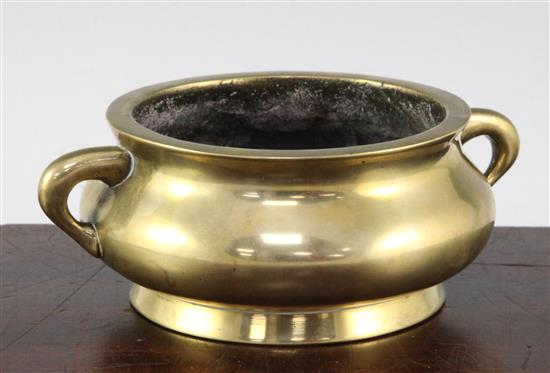 A Chinese bronze gui censer, Xuande mark, 18th / 19th century, width 18cm, weight 960g.